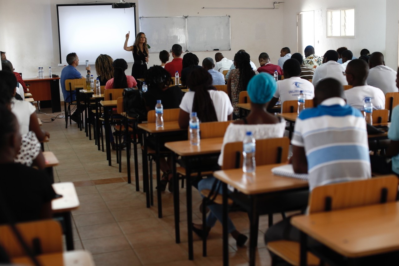 MultiOpticas gives lectures to ophthalmology students in Mozambique