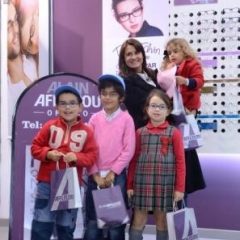 Imagem da notícia: Rita Salema entrega &oacute;culos a crian&ccedil;as