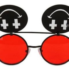 Imagem da notícia: Jeremy Scott recupera ‘smile’ em plenos &oacute;culos