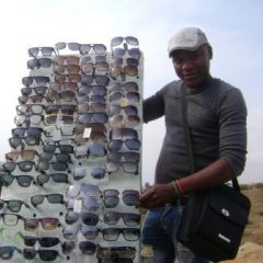 Imagem da notícia: Vender &oacute;culos em Luanda &eacute; o “ganha-p&atilde;o” de muita gente!