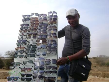 Imagem da notícia: Vender óculos em Luanda é o “ganha-pão” de muita gente!