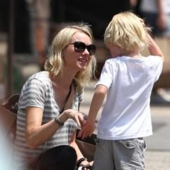 Imagem da notícia: Atriz Naomi Watts &eacute; vista mais uma vez de &oacute;culos de sol Givenchy