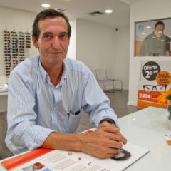 Imagem da notícia: Joaquim Ribeiro trabalha em &Oacute;ptica desde os nove anos de idade