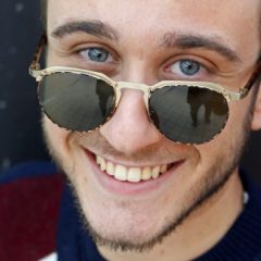 Imagem da notícia: O senhor &oacute;culos escuros