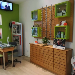 Imagem da notícia: Vende-se mobiliário de ótica