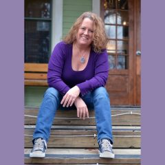 Imagem da notícia: Perda de visão transforma artista gráfica em designer de joias