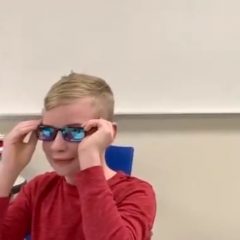 Imagem da notícia: Óculos especiais ajudam rapaz daltónico a ver cores