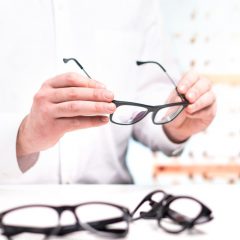 Imagem da notícia: “Negócio” da prescrição de óculos está em extinção?