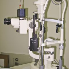 Imagem da notícia: Lâmpada de fenda e equipamento