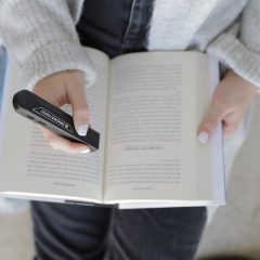 Imagem da notícia: OrCam Read auxilia pessoas disléxicas ou com dificuldades de leitura