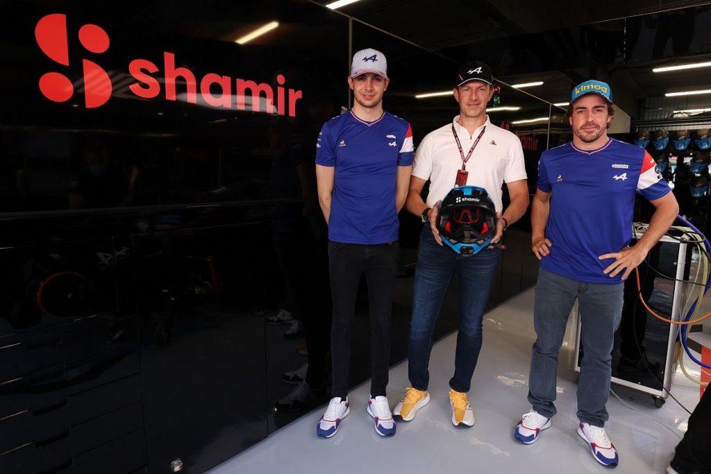 Imagem da notícia: Shamir Optical celebra 50 anos no Paddock da Indústria Óptica
