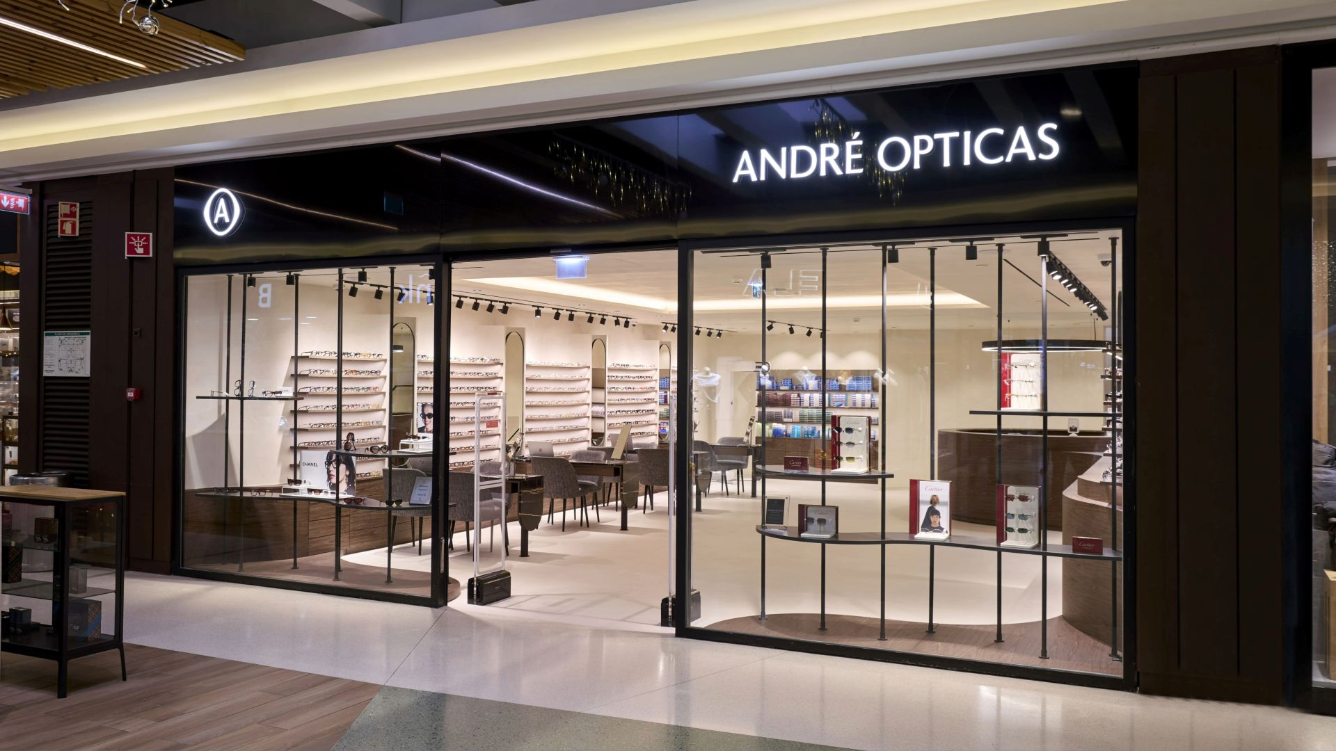 Imagem da notícia: André Opticas reabre loja no Oeiras Parque