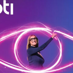 Imagem da notícia: opti 2027 apresenta campanha “See. Hear. Next.”